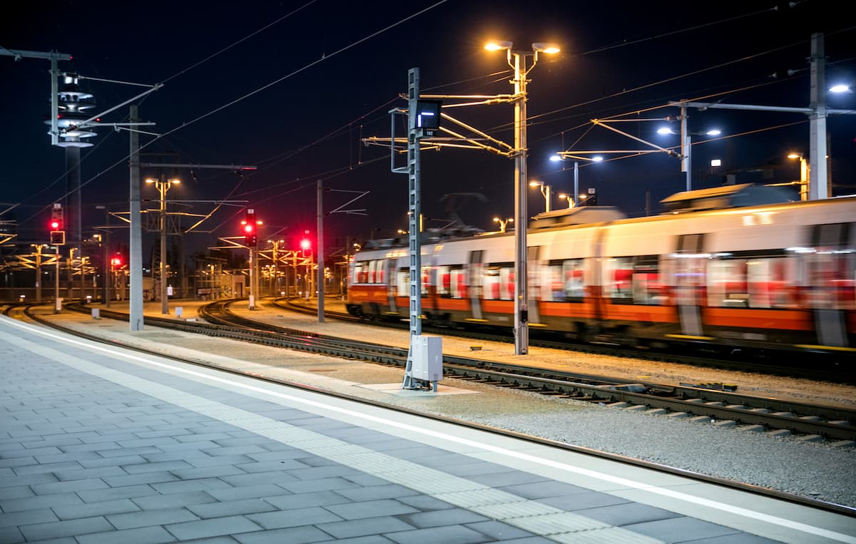 Ein vorbei fahrender Zug am Bahnhof