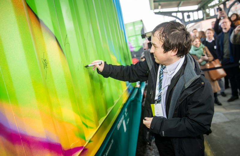 A fully spray-painted Noah's Train arrives in Brussels