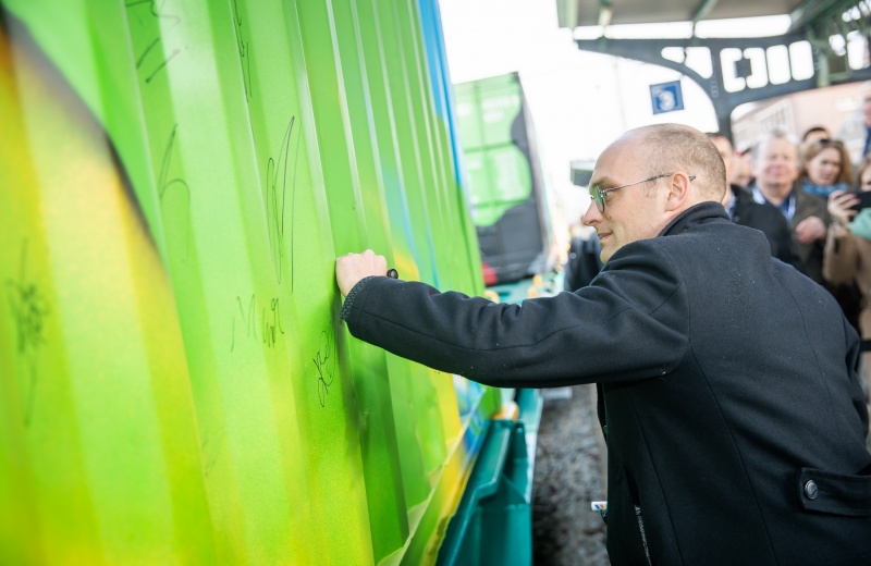 A fully spray-painted Noah's Train arrives in Brussels