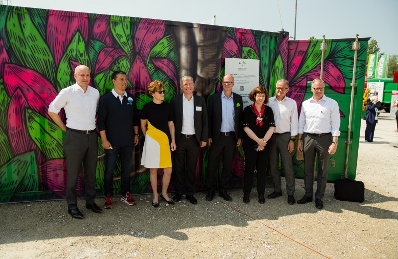 The RFF member CEOs in front of the container
